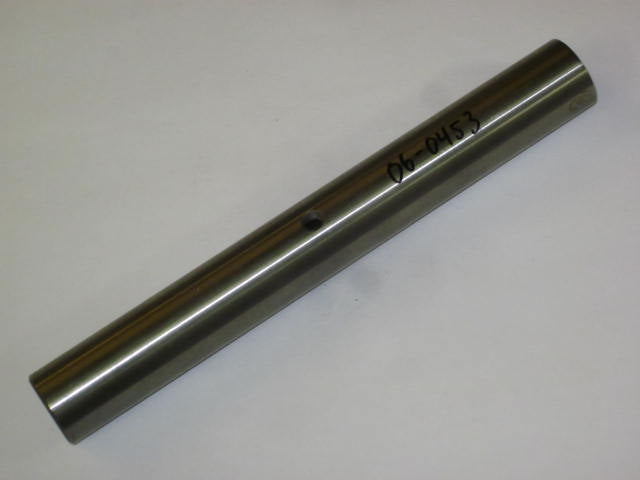06-0453 swingarm spindle Norton Commando