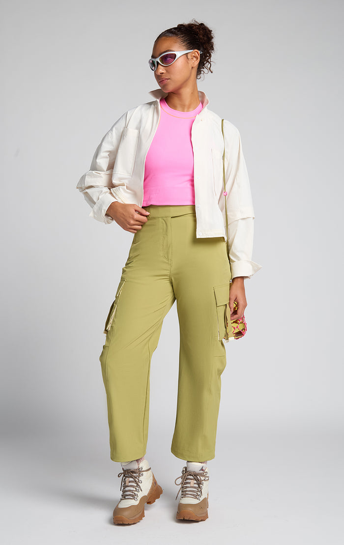 Woman wearing SENIQ Dirtpop Trek Jacket and Trailmix Pants