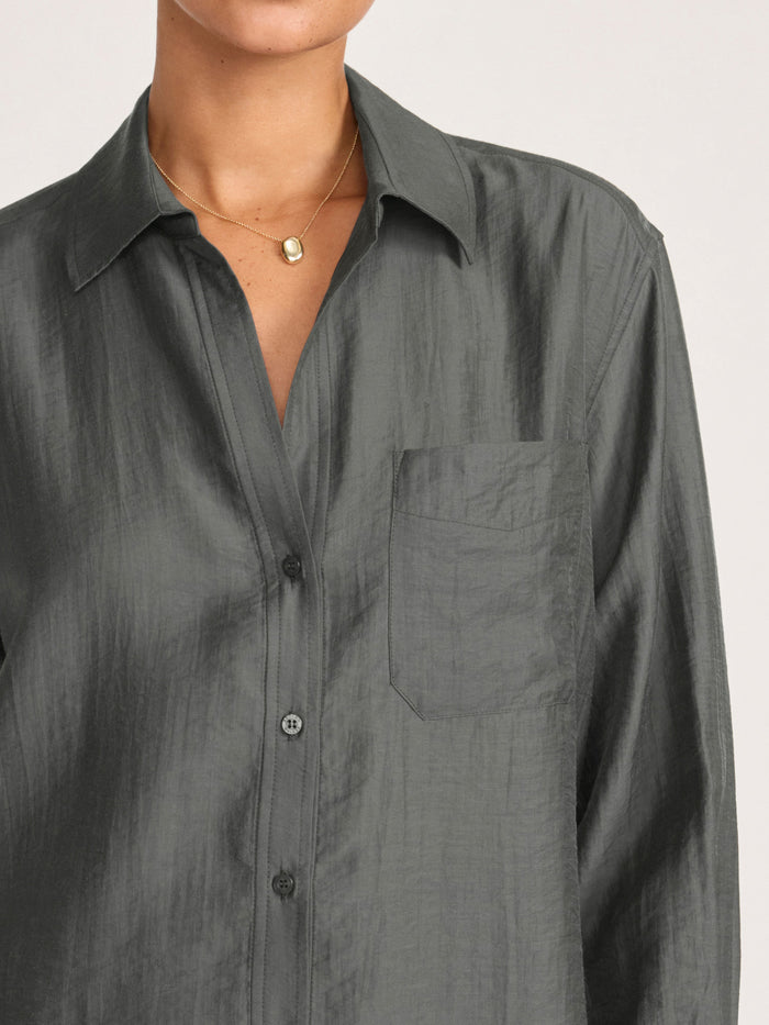 Everyday voile shirt in brownstone, a close-up of the collar and chest pocket on the button-up shirt.